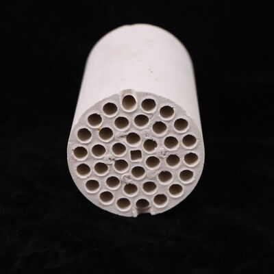 Πυκνότητα 3,75 έως 3,9 γραμμάρια ανά κυβικό εκατοστό Οξείδιο του αλουμινίου Κηραμική Δυνατότητα συμπίεσης πάνω από 3000 MPa Δυνατότητα κάμψης 200 έως 400 MPa