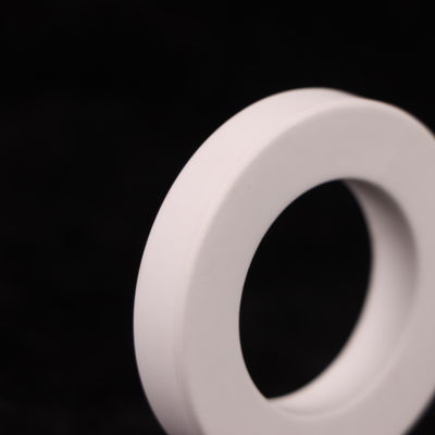 8.9 X 10-6/K Θερμική επέκταση Λευκή κεραμική οξειδίου του αλουμινίου με απόδοση και διηλεκτρική σταθερά 9.6