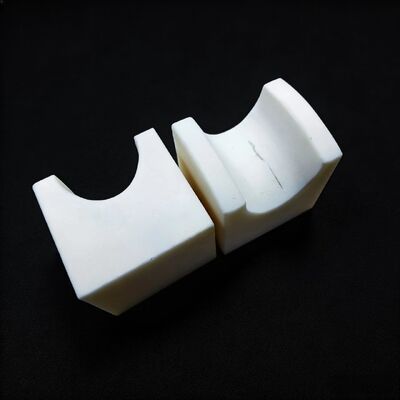 Μονότυπο Youngs 200 έως 400 GPa Αλουμινίου κεραμικής που παρέχει διηλεκτρική αντοχή 18 έως 20 KVmm για εξαρτήματα υψηλής αντοχής